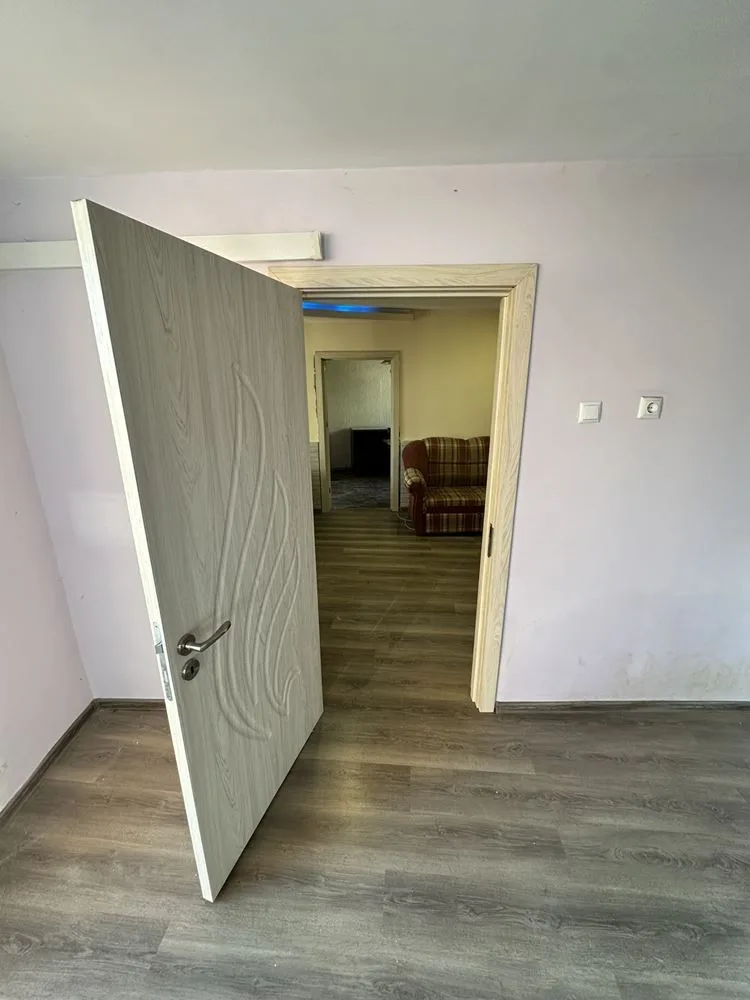 Zweistöckiges Haus mit Panoramablick und drei separaten Wohnungen im Viertel. Komluka-0 Двуетажна къща с панорама и три самостоятелни жилища в кв. Комлука - 0