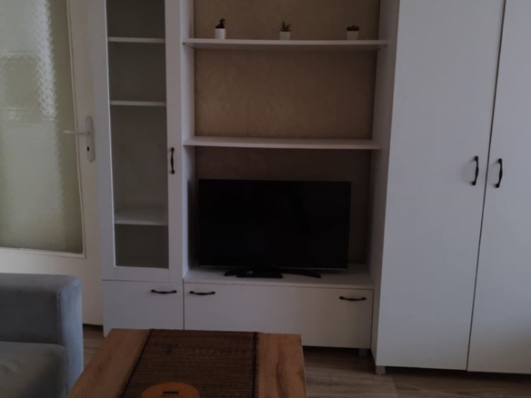 Център, Тухлена гарсониера с ТЕЦ, две самостоятелни стаи, след ремонт, обзаведена, ет.2, асансьор - 0