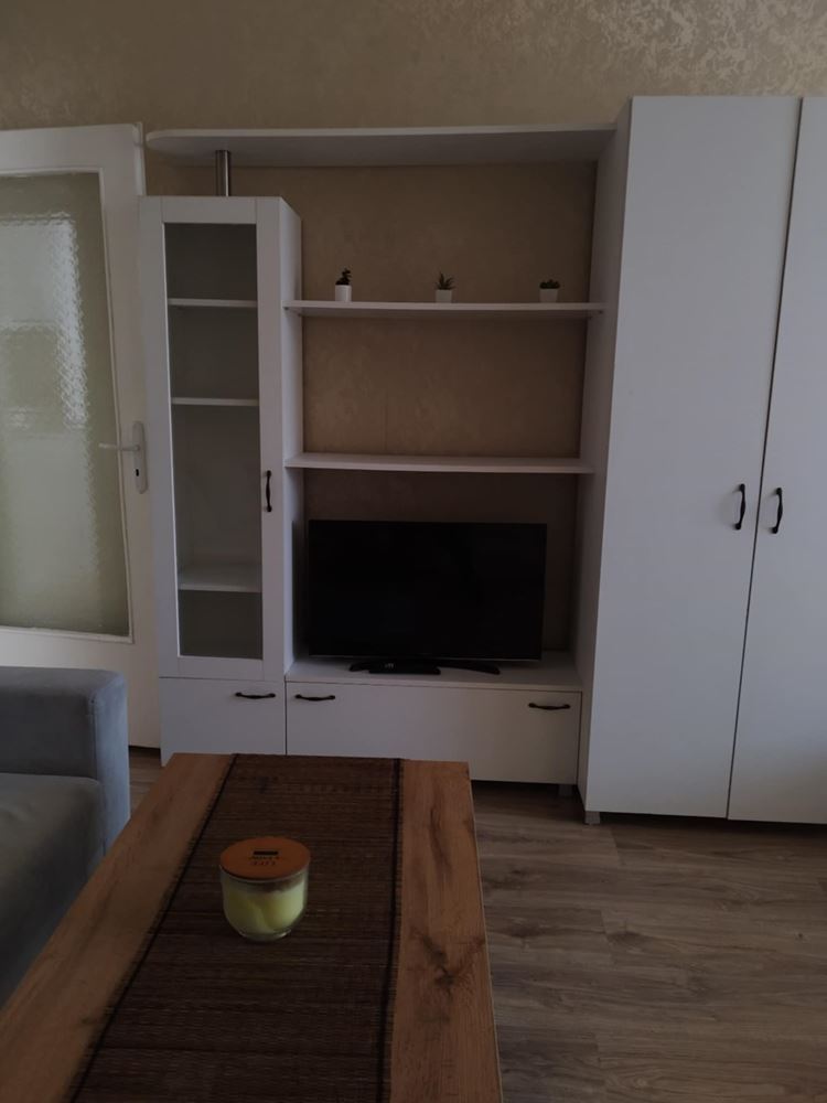 Център, Тухлена гарсониера с ТЕЦ, две самостоятелни стаи, след ремонт, обзаведена, ет.2, асансьор - 0