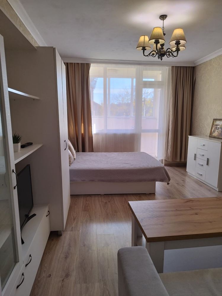 Център, Тухлена гарсониера с ТЕЦ, две самостоятелни стаи, след ремонт, обзаведена, ет.2, асансьор - 0