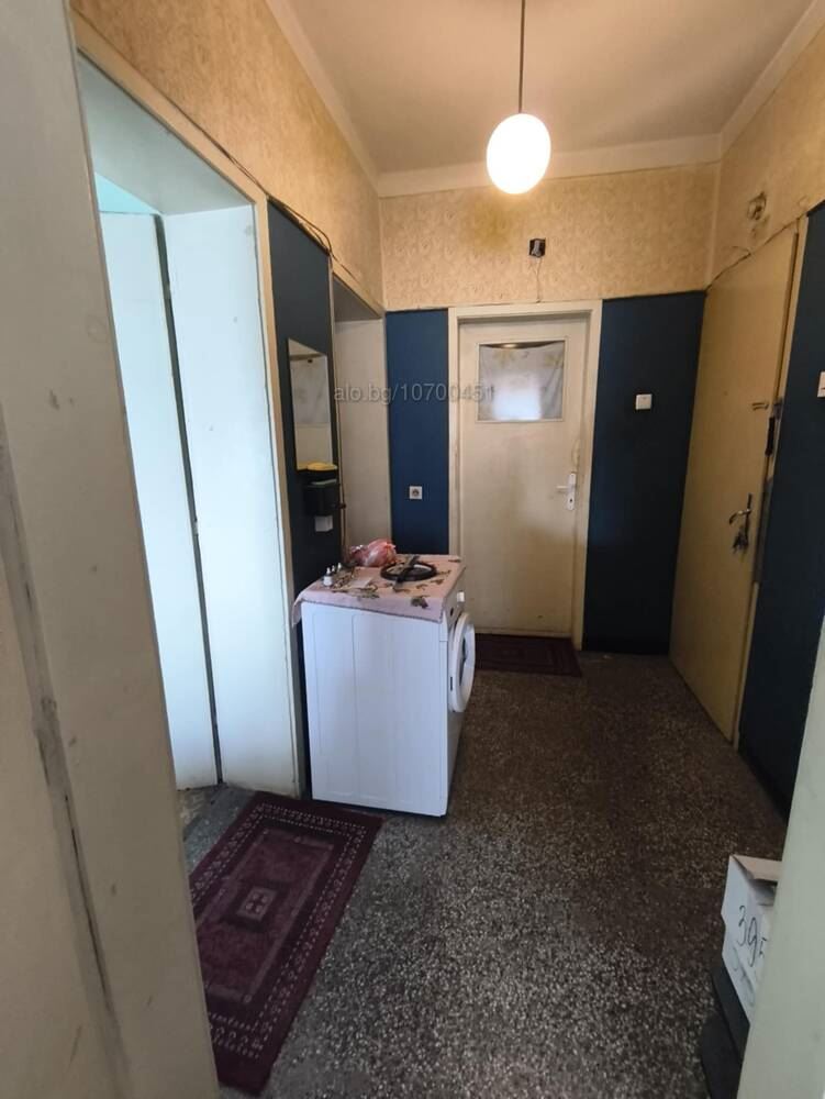 Просторен 3-стаен апартамен на централна улица – до училище и магазин-0 Просторен 3-стаен апартамен на централна улица - до училище и магазин - 0