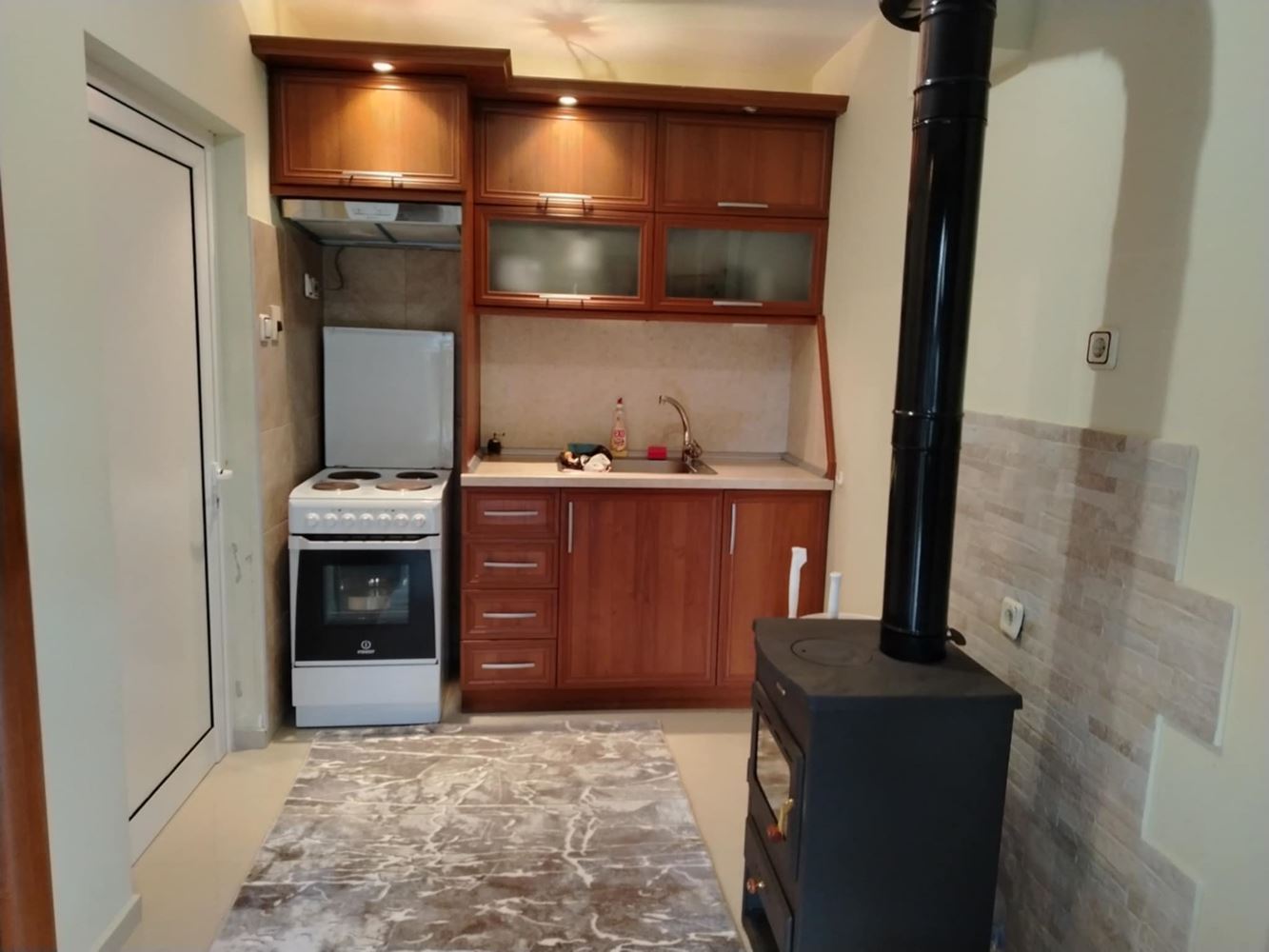 Продава се реновирана и обзаведена къща с фотоволтаична система в с. Блатец - 0