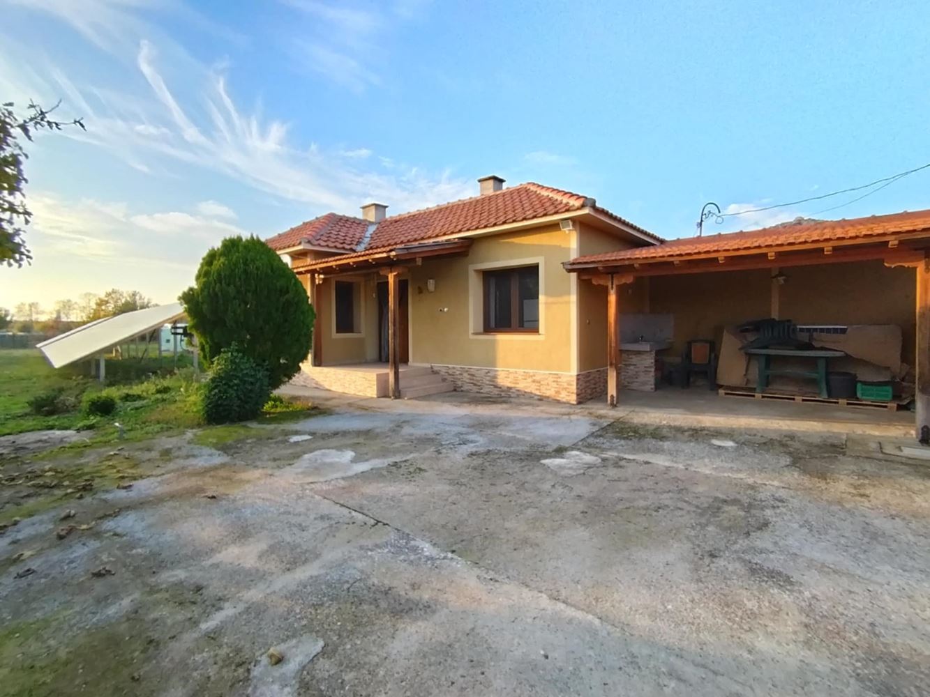 Продава се реновирана и обзаведена къща с фотоволтаична система в с. Блатец - 0