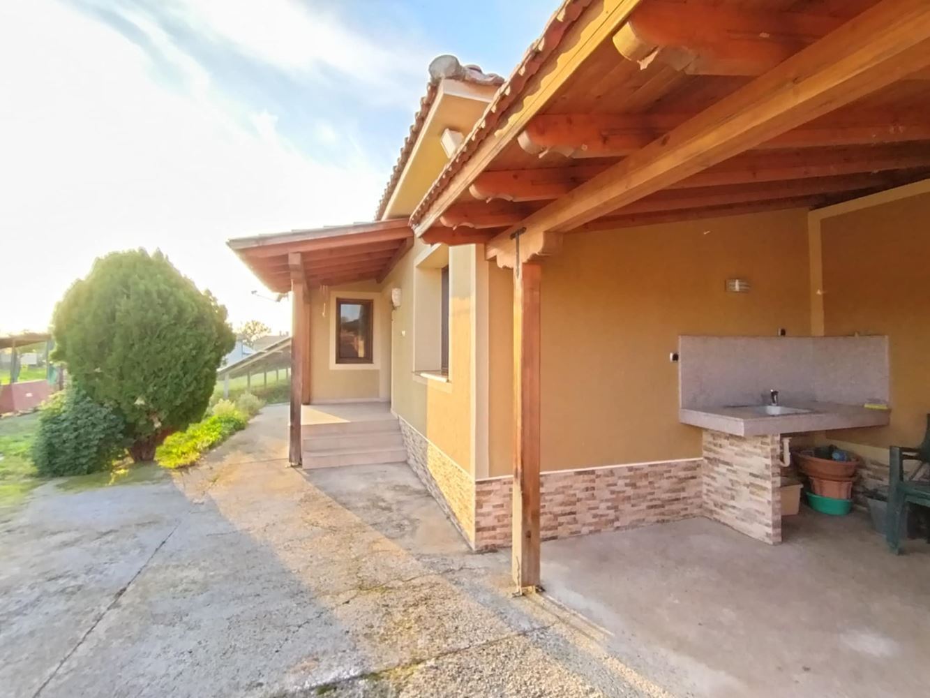 Продава се реновирана и обзаведена къща с фотоволтаична система в с. Блатец - 0