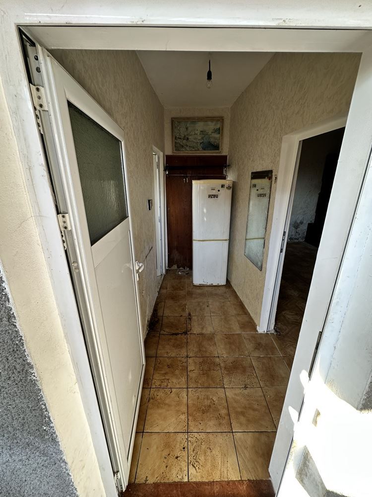 Two-storey house with panoramic view and three separate dwellings in the quarter. Komluka-0 Двуетажна къща с панорама и три самостоятелни жилища в кв. Комлука - 0