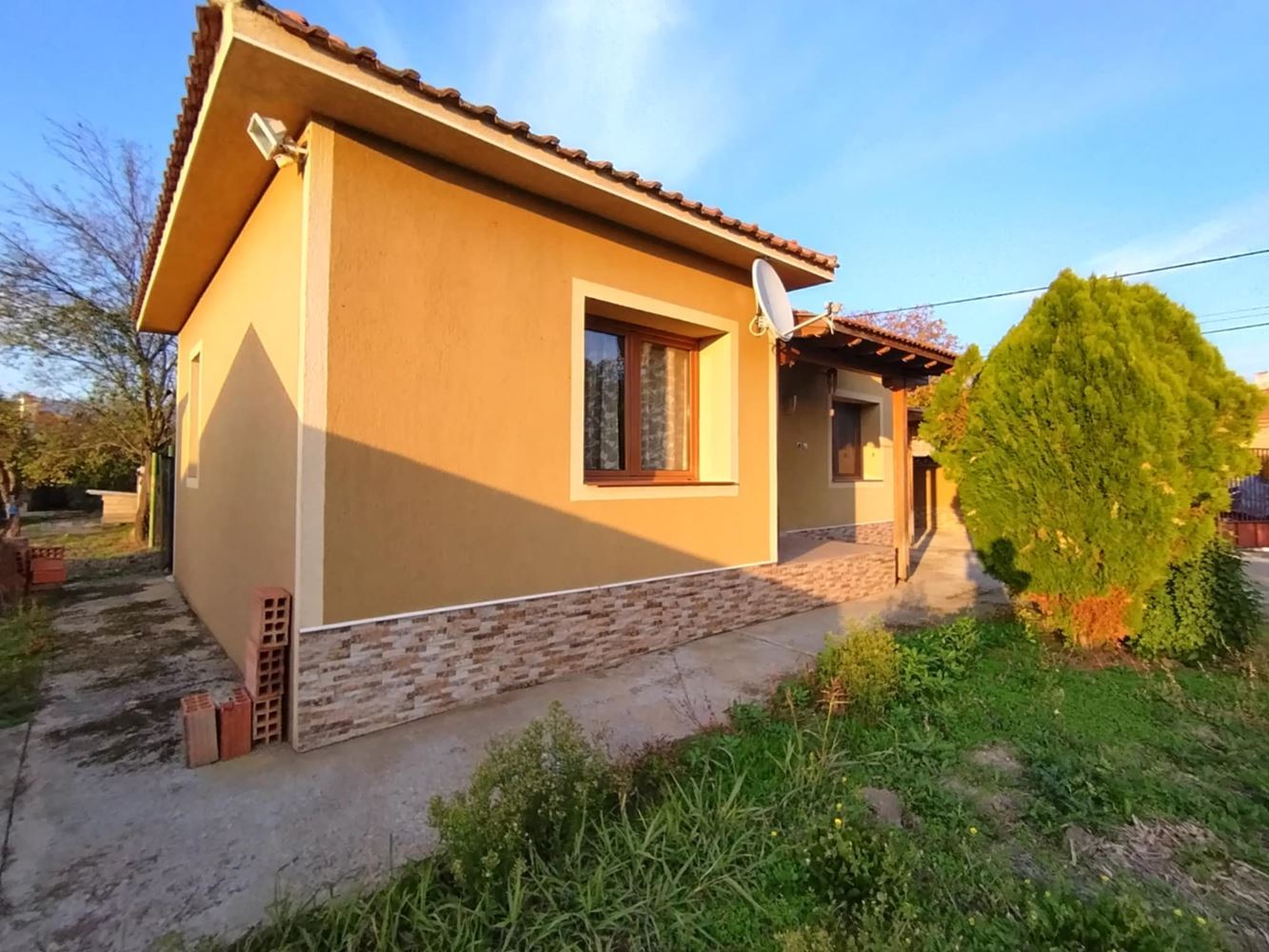 Продава се реновирана и обзаведена къща с фотоволтаична система в с. Блатец - 0