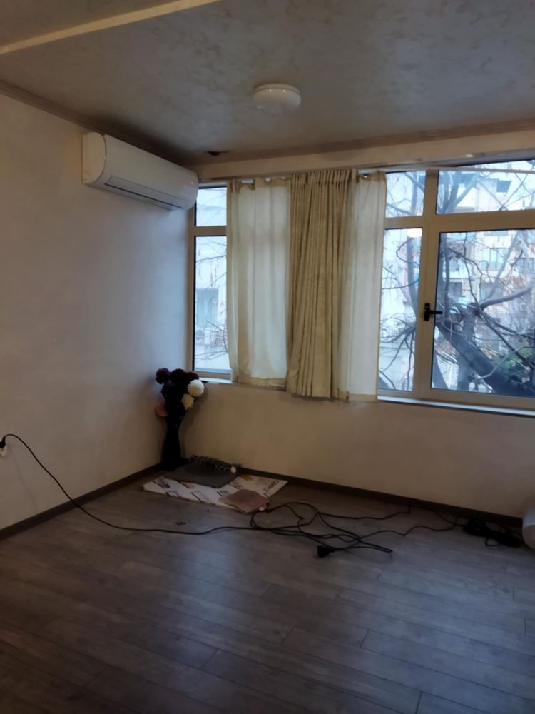 Салон за козметични и терапевтични услуги под наем – център-0 Салон за козметични и терапевтични услуги под наем - център - 0