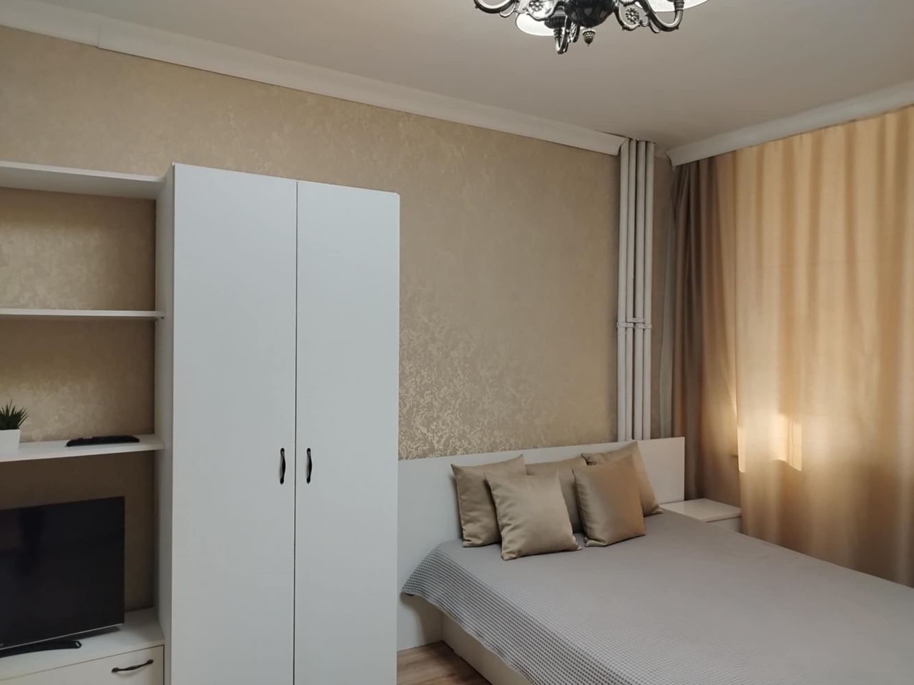 Център, Тухлена гарсониера с ТЕЦ, две самостоятелни стаи, след ремонт, обзаведена, ет.2, асансьор - 0