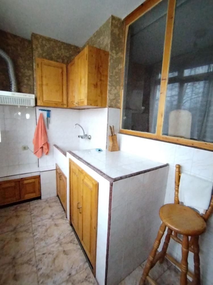 Близо до Автогара - продава двустаен, тухлен апартамент, ет.2, вътрешен, ТЕЦ - 0