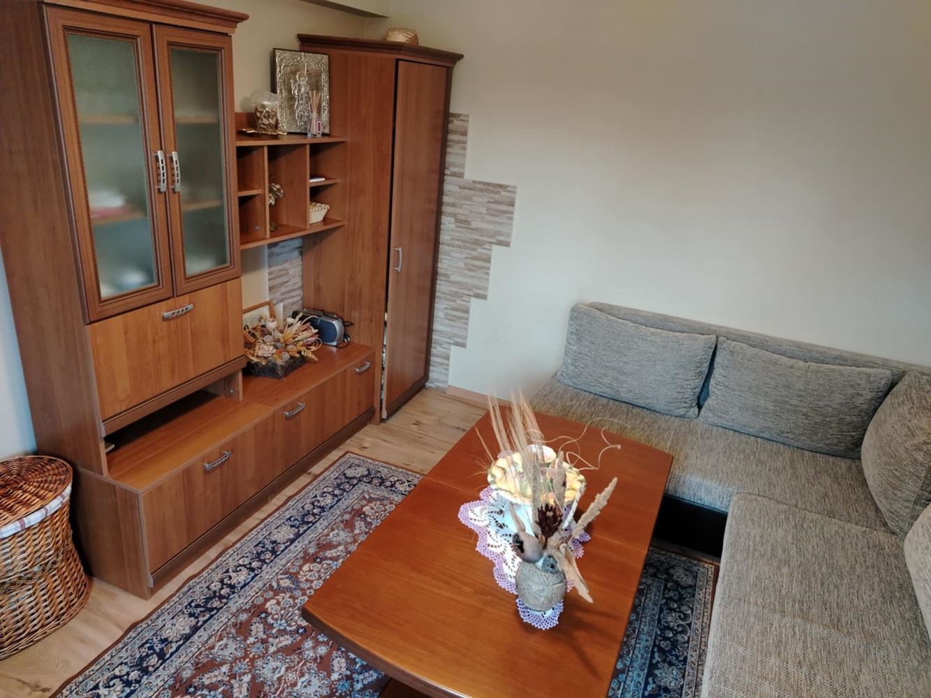 Продава се реновирана и обзаведена къща с фотоволтаична система в с. Блатец - 0