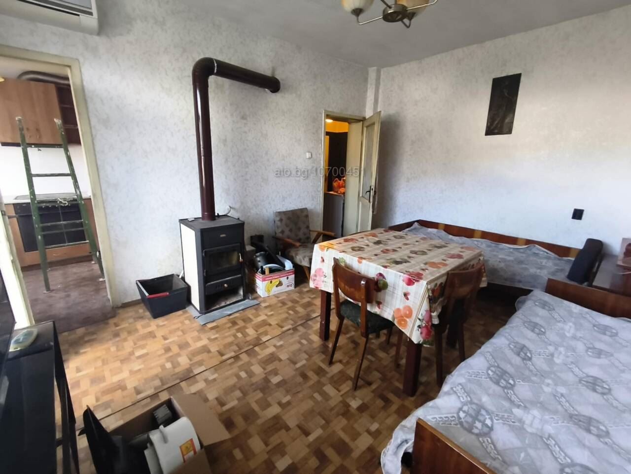 Просторен 3-стаен апартамен на централна улица – до училище и магазин-0 Просторен 3-стаен апартамен на централна улица - до училище и магазин - 0