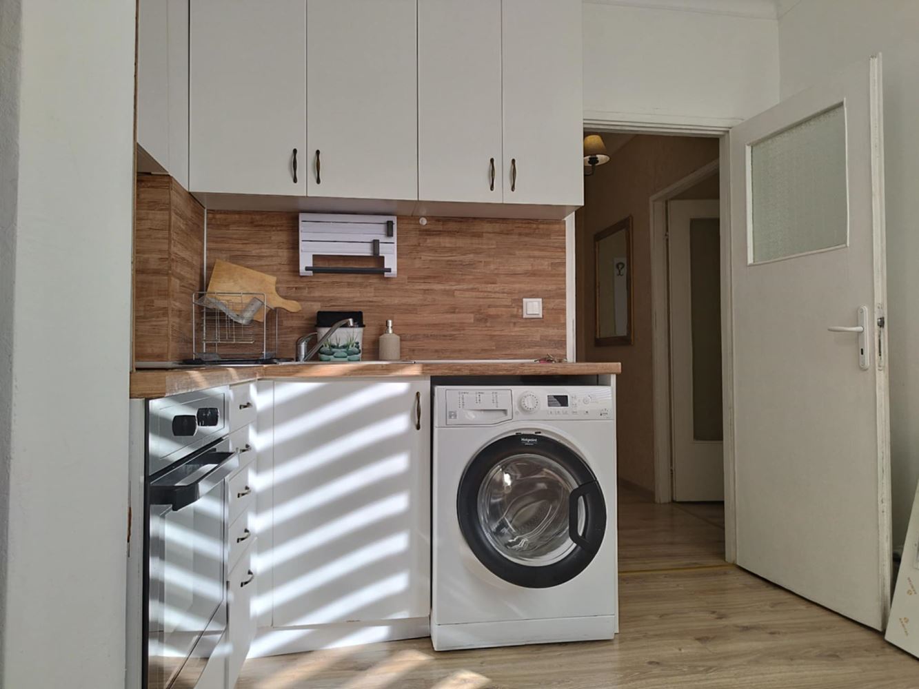 Център, Тухлена гарсониера с ТЕЦ, две самостоятелни стаи, след ремонт, обзаведена, ет.2, асансьор - 0