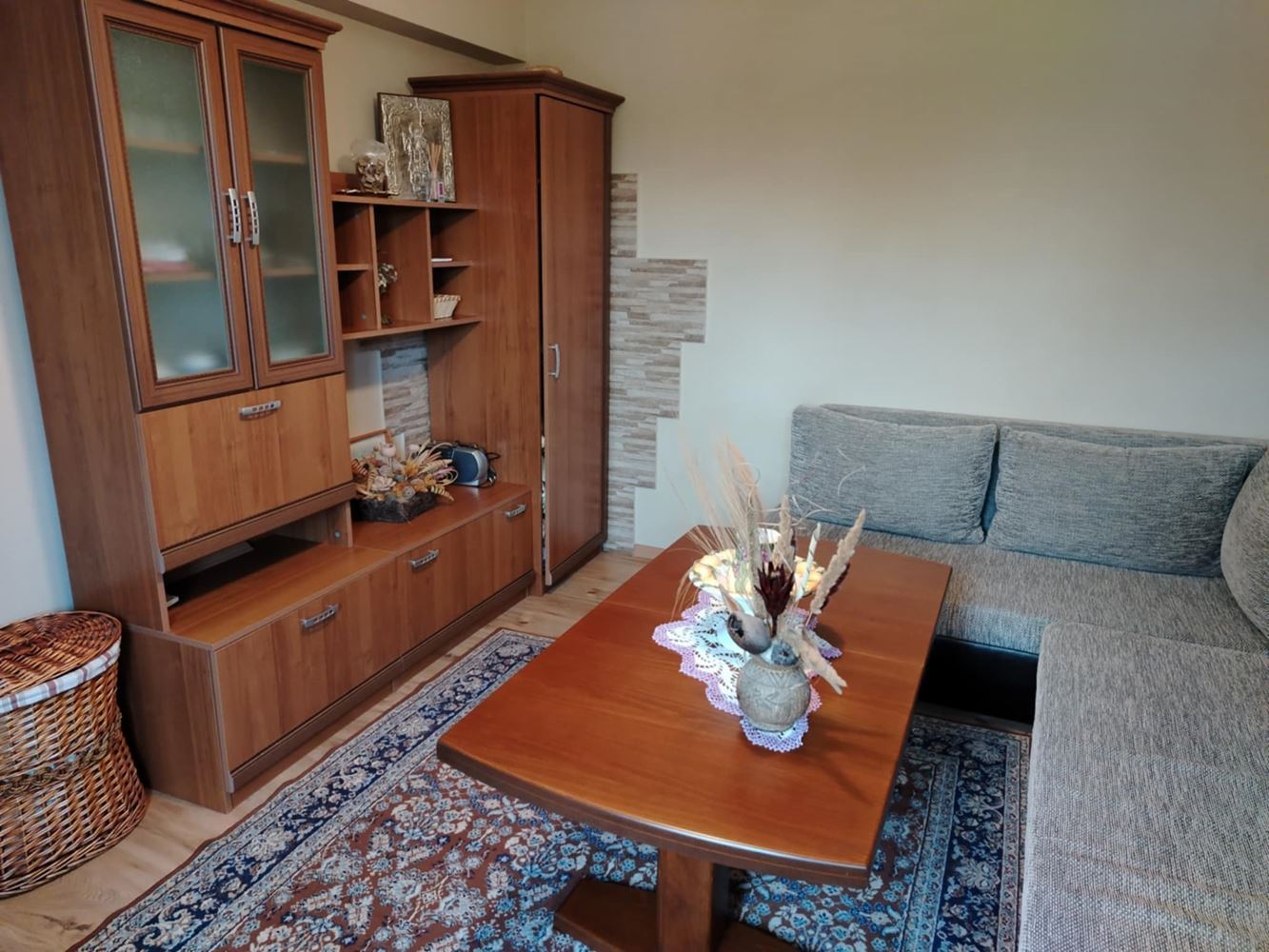 Продава се реновирана и обзаведена къща с фотоволтаична система в с. Блатец - 0