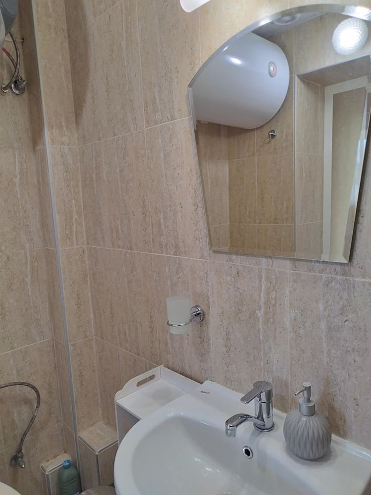 Център, Тухлена гарсониера с ТЕЦ, две самостоятелни стаи, след ремонт, обзаведена, ет.2, асансьор - 0