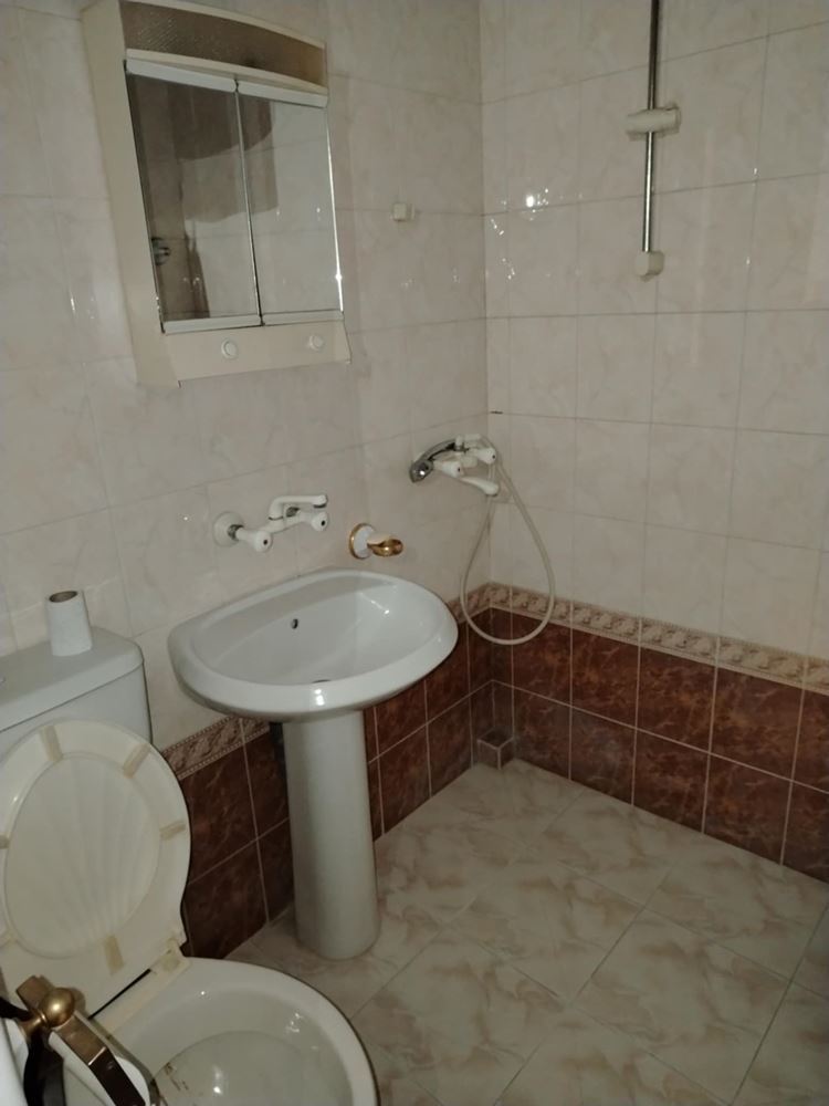 Близо до Автогара - продава двустаен, тухлен апартамент, ет.2, вътрешен, ТЕЦ - 0