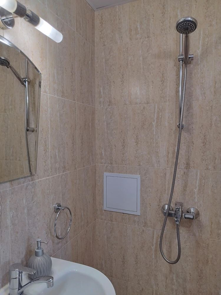 Център, Тухлена гарсониера с ТЕЦ, две самостоятелни стаи, след ремонт, обзаведена, ет.2, асансьор - 0