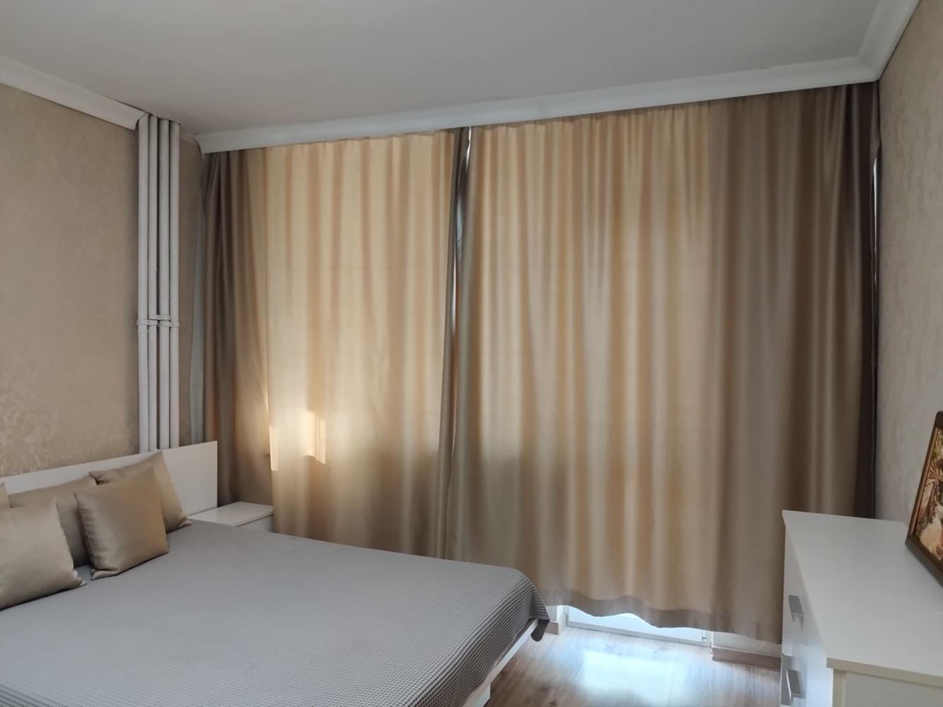 Център, Тухлена гарсониера с ТЕЦ, две самостоятелни стаи, след ремонт, обзаведена, ет.2, асансьор - 0