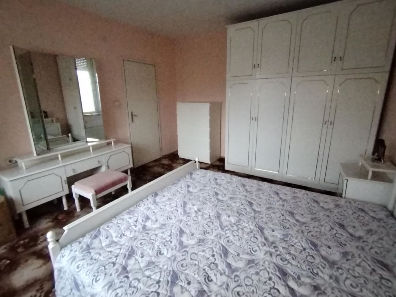 Близо до Автогара - продава двустаен, тухлен апартамент, ет.2, вътрешен, ТЕЦ - 0