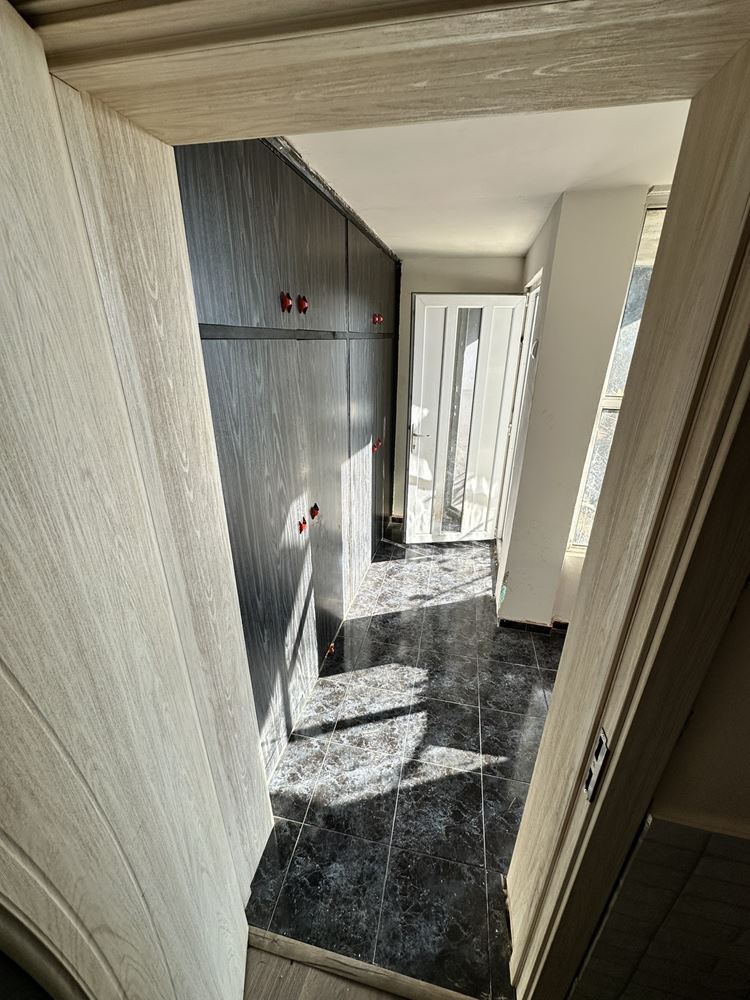 Two-storey house with panoramic view and three separate dwellings in the quarter. Komluka-0 Двуетажна къща с панорама и три самостоятелни жилища в кв. Комлука - 0