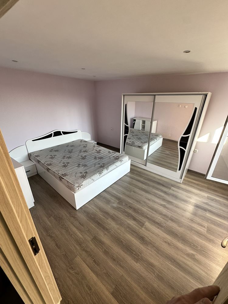 Two-storey house with panoramic view and three separate dwellings in the quarter. Komluka-0 Двуетажна къща с панорама и три самостоятелни жилища в кв. Комлука - 0