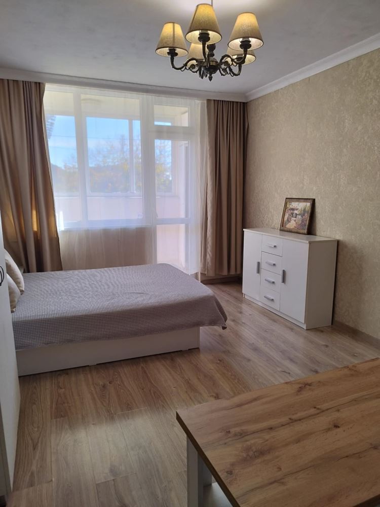 Център, Тухлена гарсониера с ТЕЦ, две самостоятелни стаи, след ремонт, обзаведена, ет.2, асансьор - 0