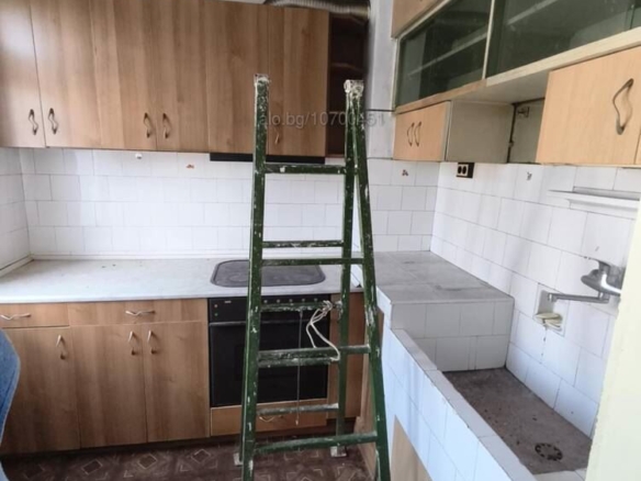 Просторен 3-стаен апартамен на централна улица - до училище и магазин - 0