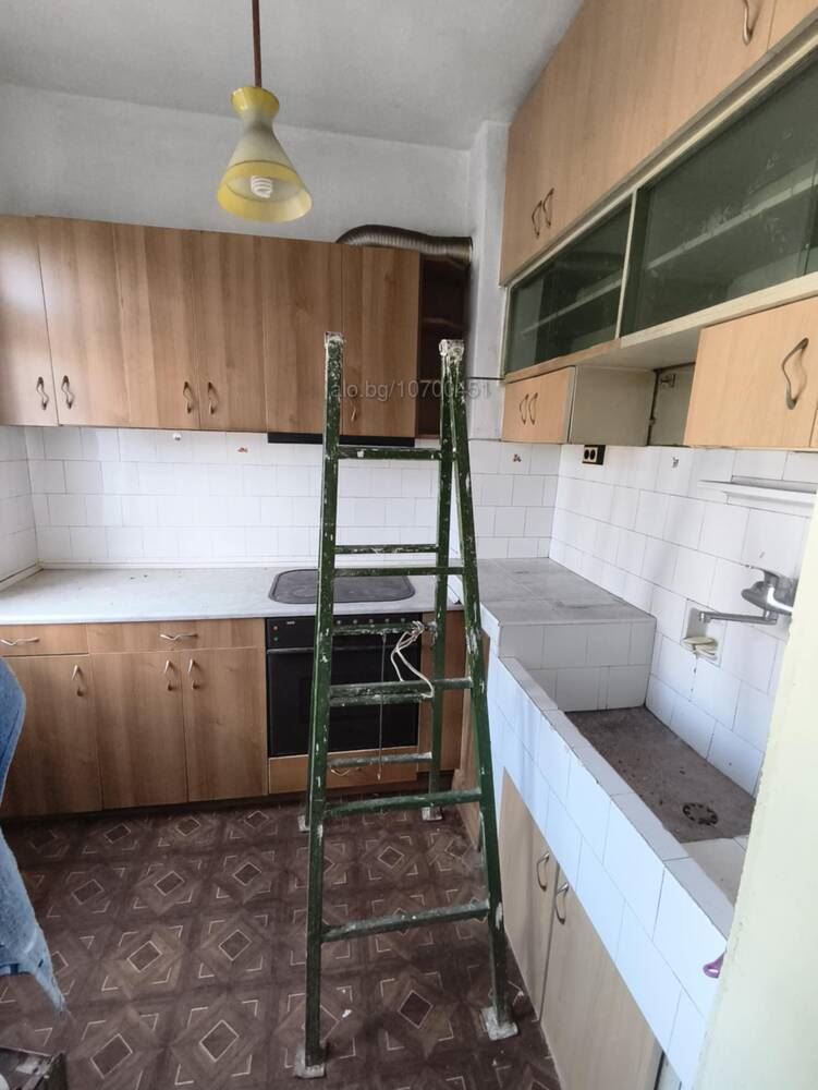 Просторен 3-стаен апартамен на централна улица – до училище и магазин-0 Просторен 3-стаен апартамен на централна улица - до училище и магазин - 0