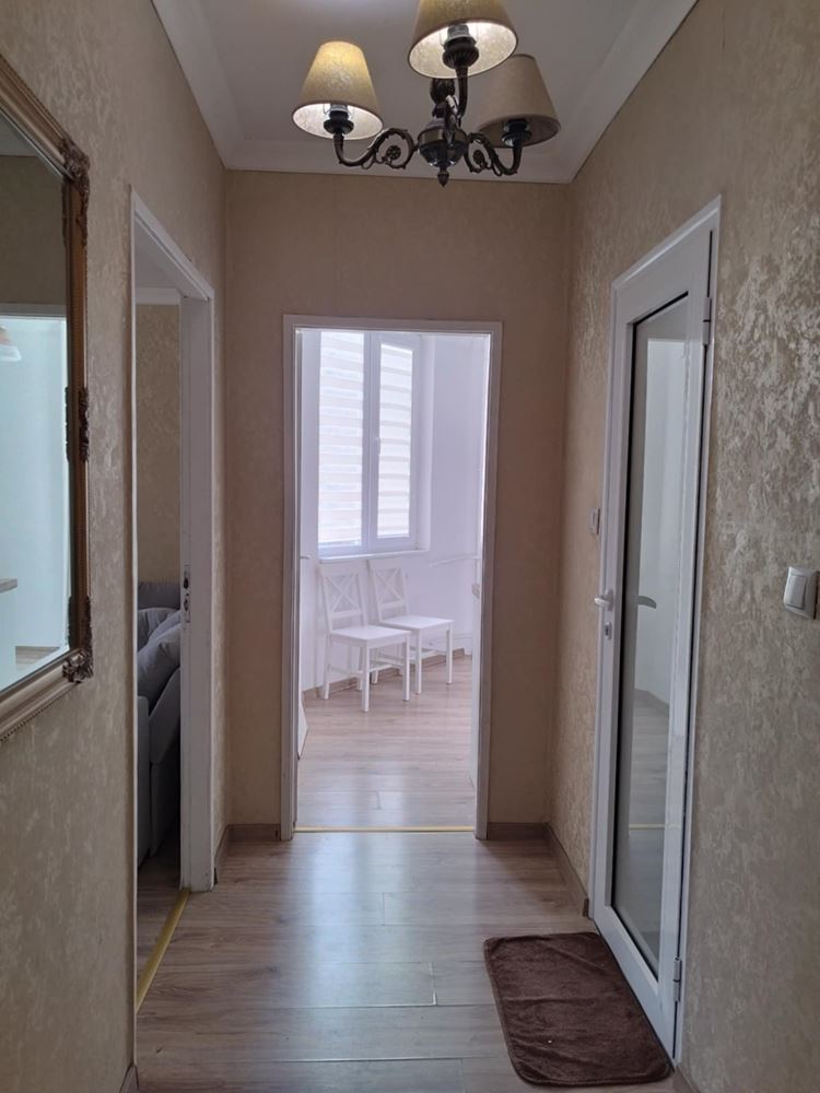 Център, Тухлена гарсониера с ТЕЦ, две самостоятелни стаи, след ремонт, обзаведена, ет.2, асансьор - 0