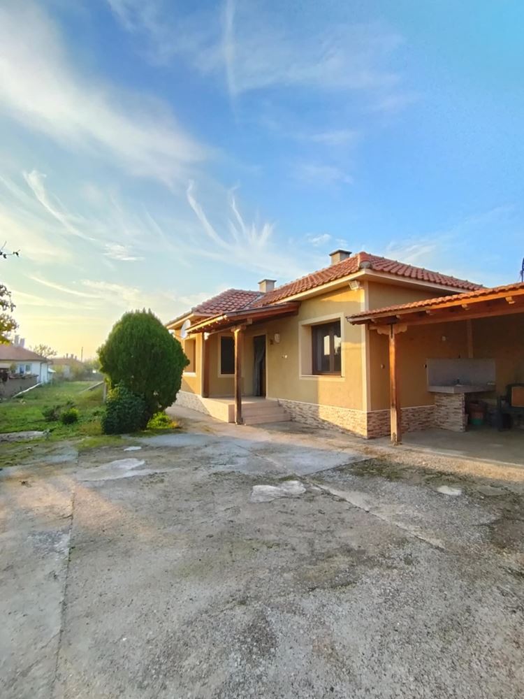 Продава се реновирана и обзаведена къща с фотоволтаична система в с. Блатец - 0