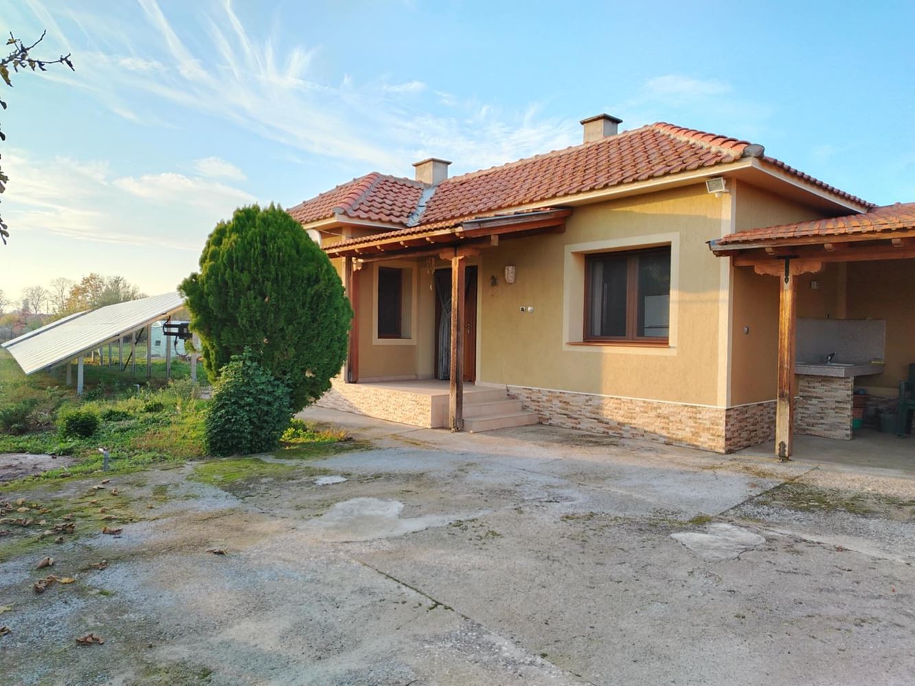 Продава се реновирана и обзаведена къща с фотоволтаична система в с. Блатец - 0