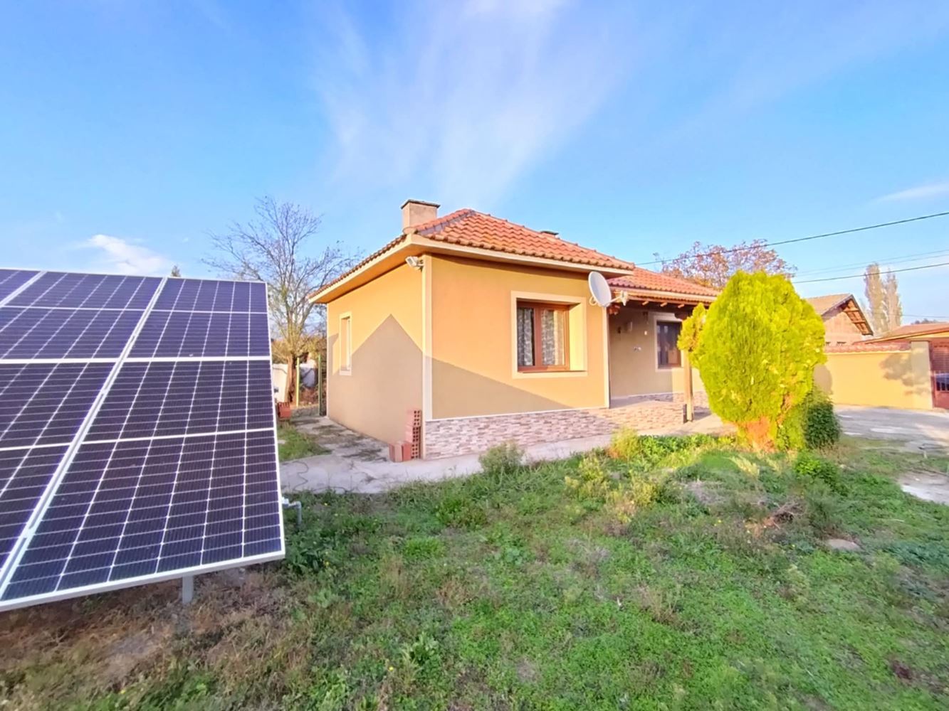 Продава се реновирана и обзаведена къща с фотоволтаична система в с. Блатец - 0