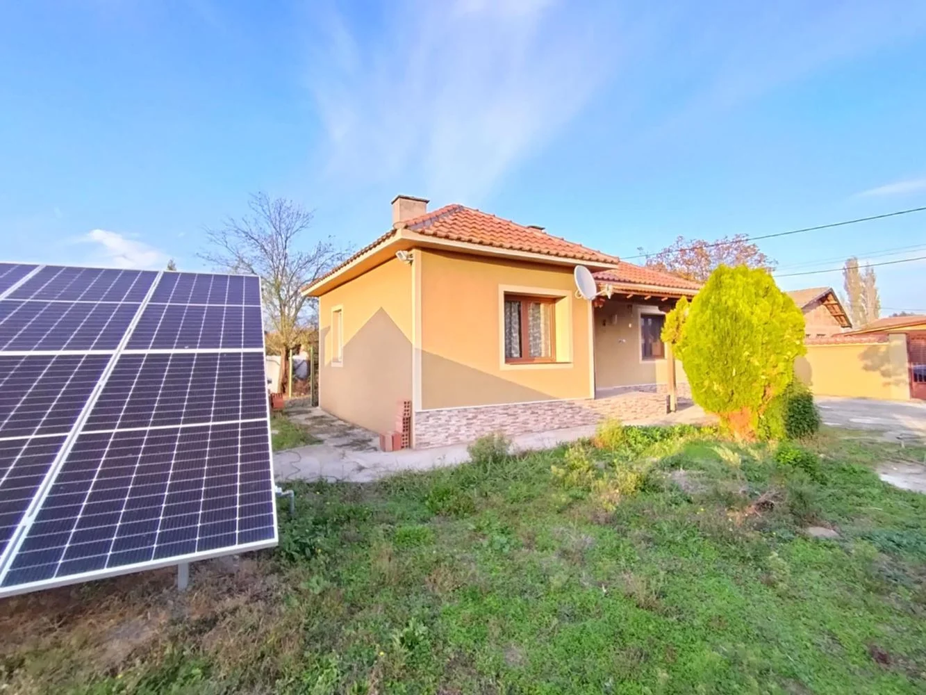 Zum Verkauf steht ein renoviertes und eingerichtetes Haus mit Photovoltaikanlage in. Blatets-0 Zu verkaufen: renoviertes und möbliertes Haus mit Photovoltaikanlage im Dorf Blatets – 0