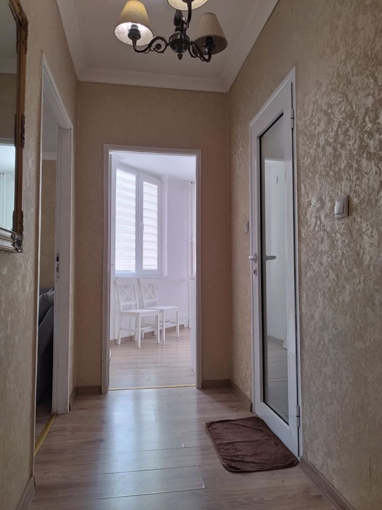 Център, Тухлена гарсониера с ТЕЦ, две самостоятелни стаи, след ремонт, обзаведена, ет.2, асансьор - 0