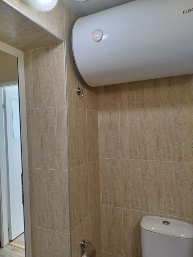 Център, Тухлена гарсониера с ТЕЦ, две самостоятелни стаи, след ремонт, обзаведена, ет.2, асансьор - 0