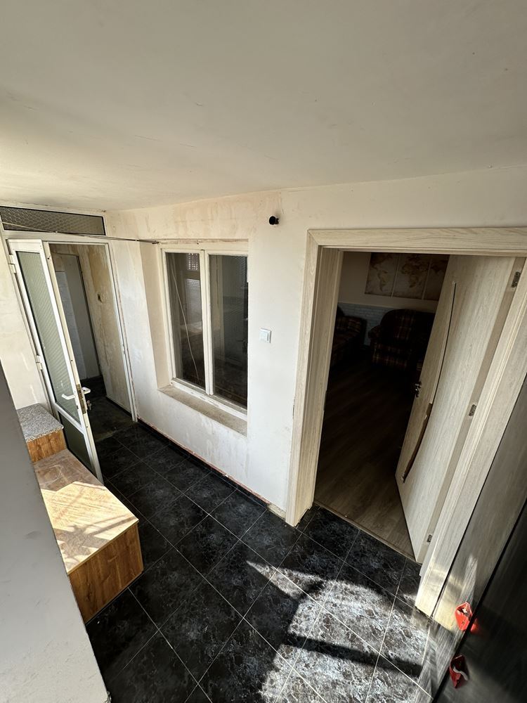 Two-storey house with panoramic view and three separate dwellings in the quarter. Komluka-0 Двуетажна къща с панорама и три самостоятелни жилища в кв. Комлука - 0