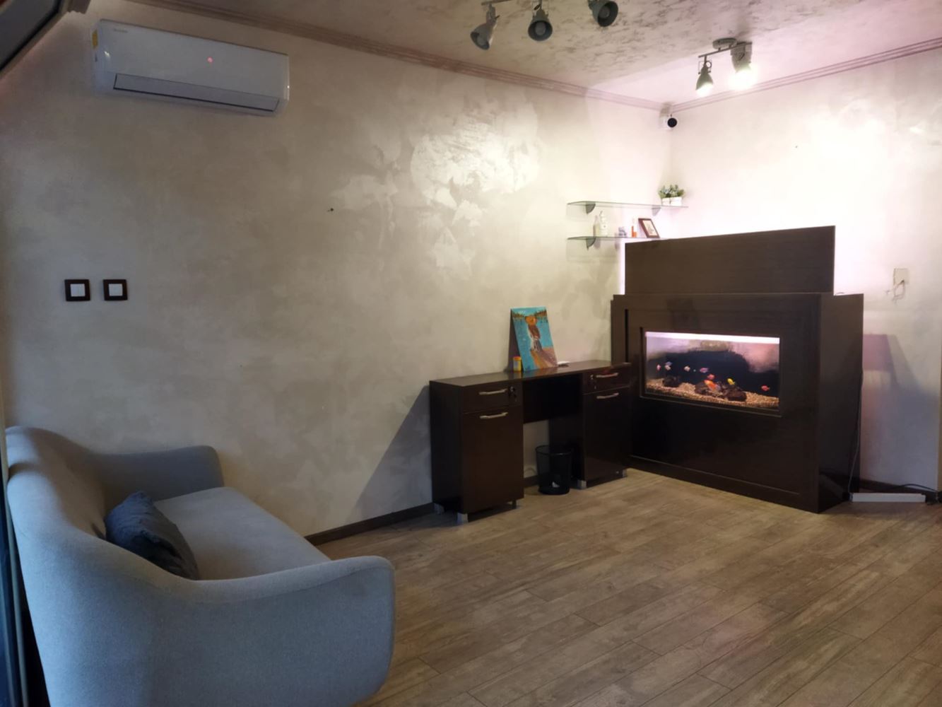 Салон за козметични и терапевтични услуги под наем – център-0 Салон за козметични и терапевтични услуги под наем - център - 0