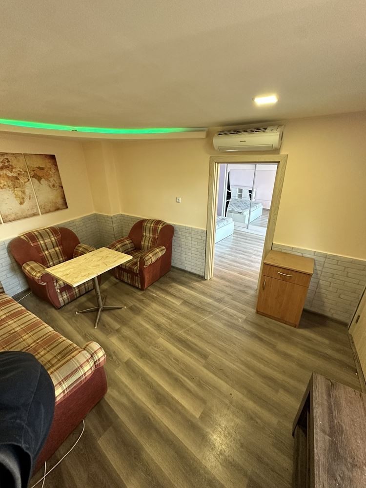 Two-storey house with panoramic view and three separate dwellings in the quarter. Komluka-0 Двуетажна къща с панорама и три самостоятелни жилища в кв. Комлука - 0