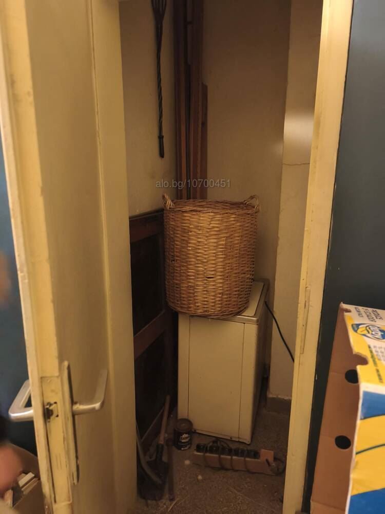 Просторен 3-стаен апартамен на централна улица – до училище и магазин-0 Просторен 3-стаен апартамен на централна улица - до училище и магазин - 0