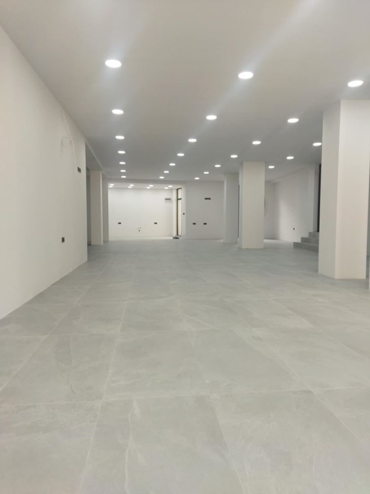 Търговско помещение, Ларго, 224 кв.м. партер, голяма витрина-0 Търговско помещение, Ларго, 224 кв.м. партер, голяма витрина - 0