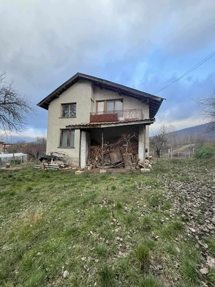 Massives, zweistöckiges Backsteinhaus auf Fundamentplatte im Dorf Byala-0 Масивна, двуетажна тухлена къща на плоча в с. Бяла - 0