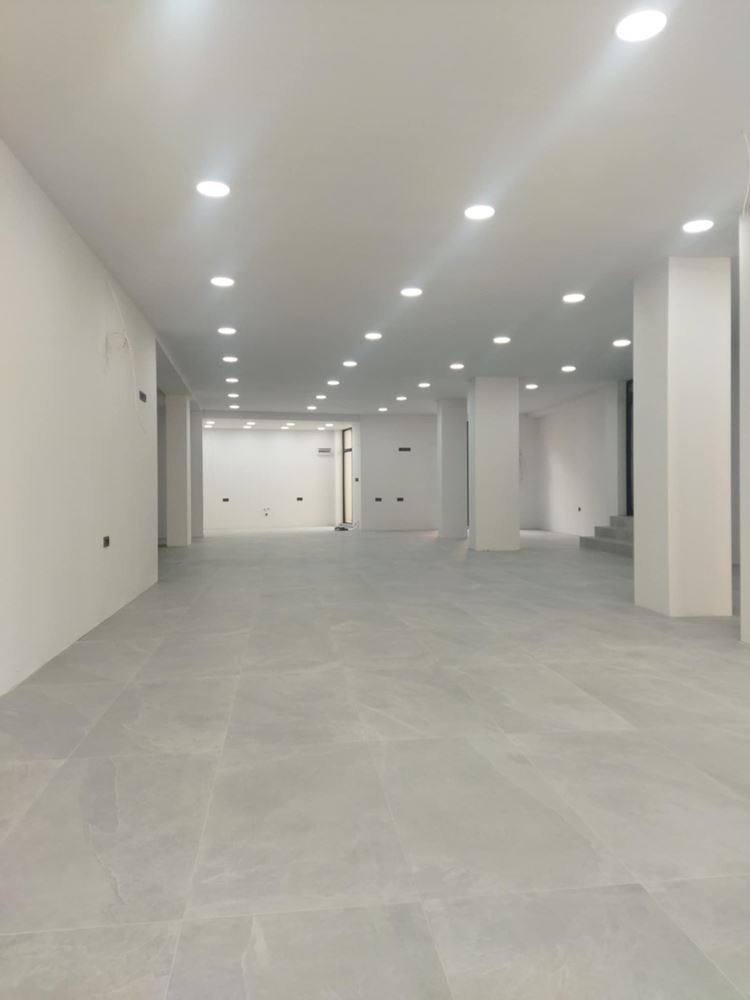 Търговско помещение, Ларго, 224 кв.м. партер, голяма витрина-0 Търговско помещение, Ларго, 224 кв.м. партер, голяма витрина - 0