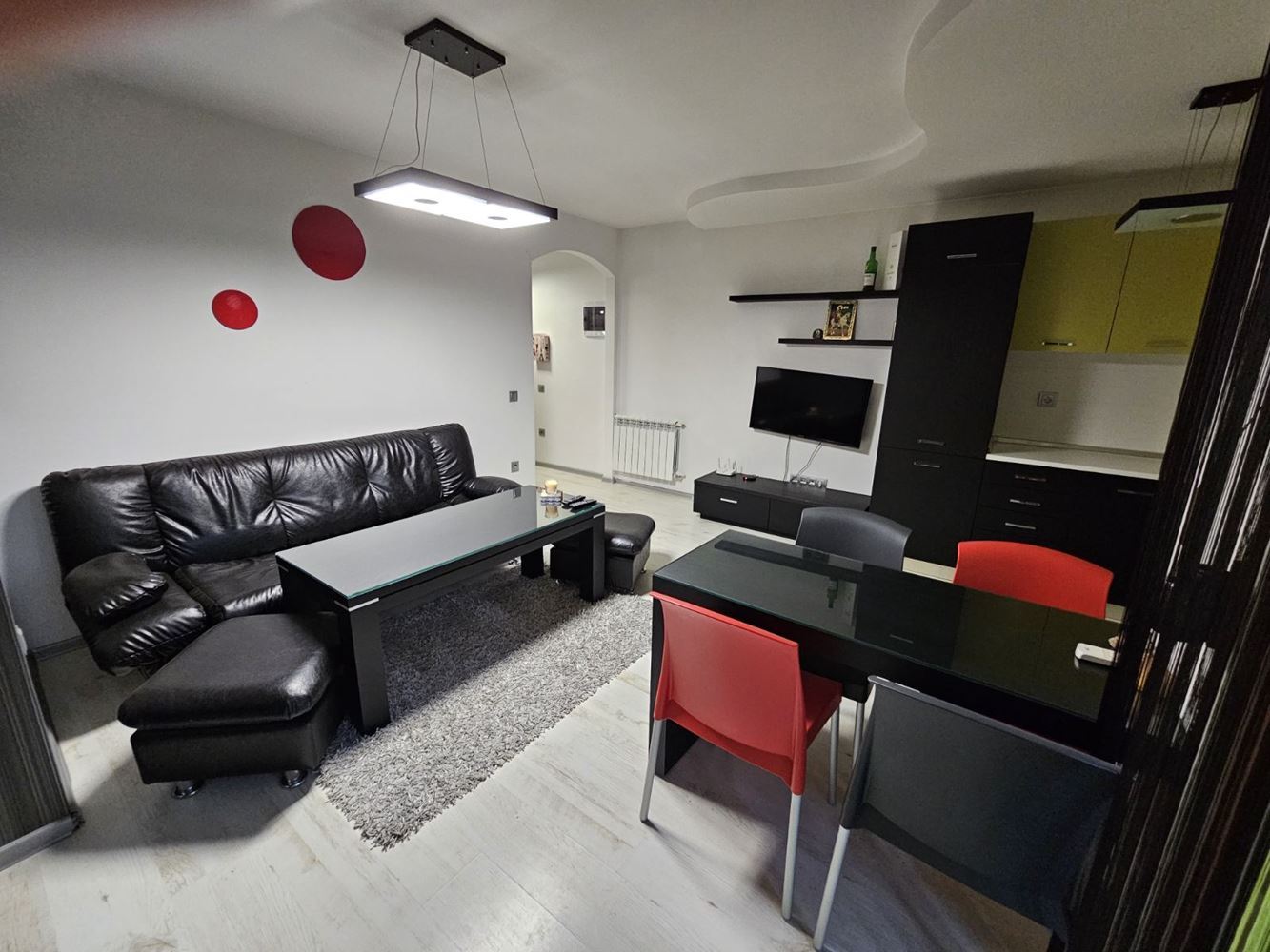 Център - до градска градина, дава под наем уютен, двустаен апартамент - 0