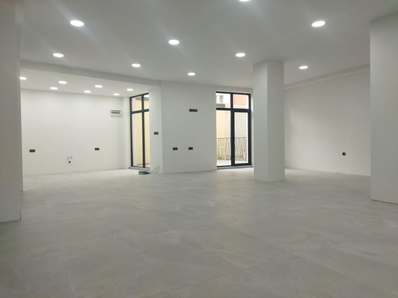 Търговско помещение, Ларго, 224 кв.м. партер, голяма витрина-0 Търговско помещение, Ларго, 224 кв.м. партер, голяма витрина - 0