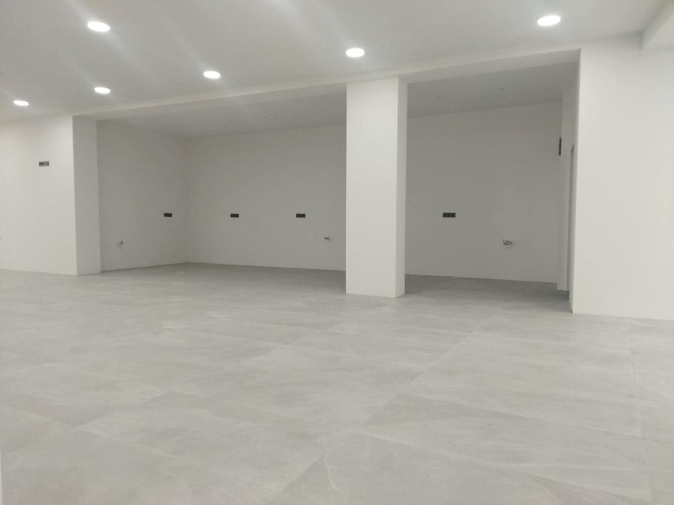 Търговско помещение, Ларго, 224 кв.м. партер, голяма витрина-0 Търговско помещение, Ларго, 224 кв.м. партер, голяма витрина - 0