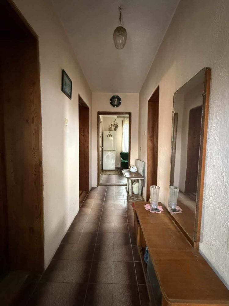 Massives, zweistöckiges Backsteinhaus auf Fundamentplatte im Dorf Byala-0 Масивна, двуетажна тухлена къща на плоча в с. Бяла - 0