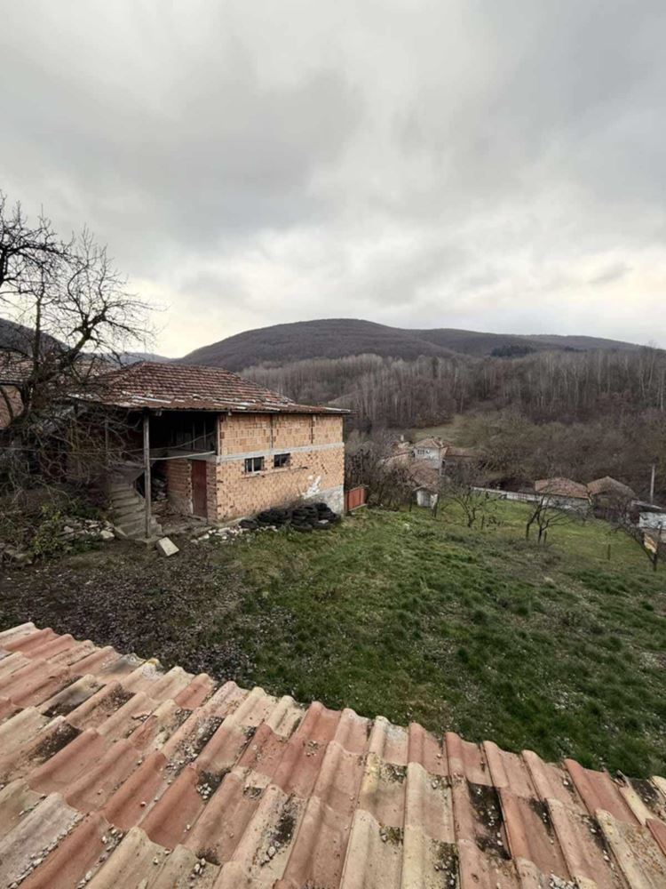 Massives, zweistöckiges Backsteinhaus auf Fundamentplatte im Dorf Byala-0 Масивна, двуетажна тухлена къща на плоча в с. Бяла - 0