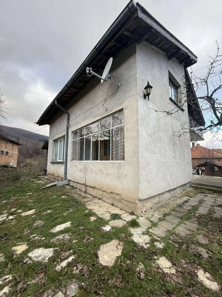 Massives, zweistöckiges Backsteinhaus auf Fundamentplatte im Dorf Byala-0 Масивна, двуетажна тухлена къща на плоча в с. Бяла - 0