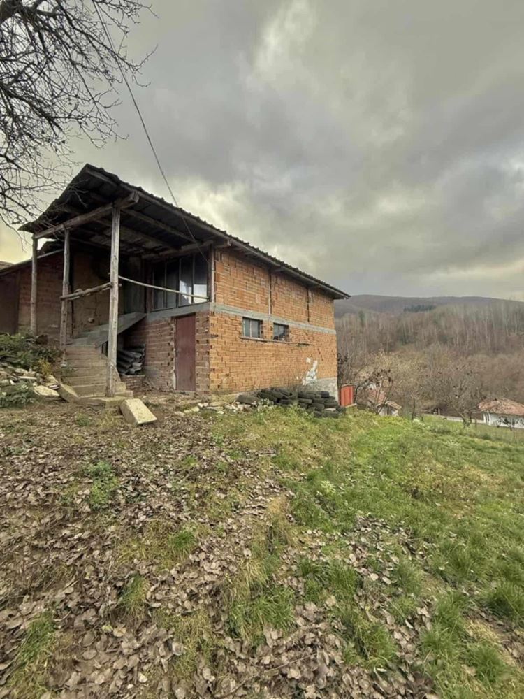 Масивна, двуетажна тухлена къща на плоча в с. Бяла - 0