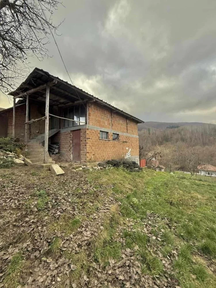 Massives, zweistöckiges Backsteinhaus auf Fundamentplatte im Dorf Byala-0 Масивна, двуетажна тухлена къща на плоча в с. Бяла - 0