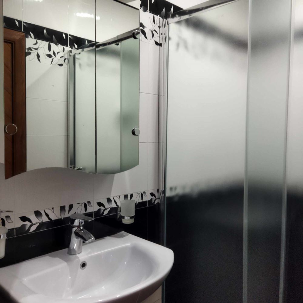 кв. Стоян Заимов, Двухкомнатная кирпичная квартира в аренду, с ТЭЦ и горячей водой, отремонтированная, меблированная-0 кв. Стоян Заимов, Двустаен тухлен апартамент под наем, с ТЕЦ и топла вода, ремонтиран, обзаведен - 0